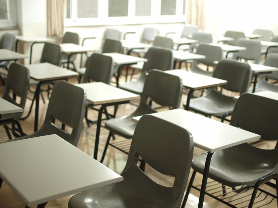 An empty classroom with many chairs. 